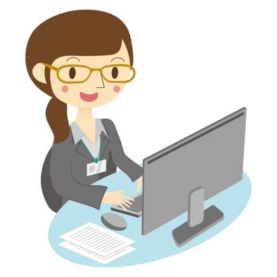 データをPCに入力している女性